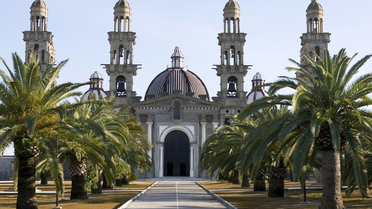 Una banda interpreta el 'Cara al sol' en la Semana Santa de la Iglesia del Palmar de Troya, sede de la Orden de los Carmelitas de la Santa Faz