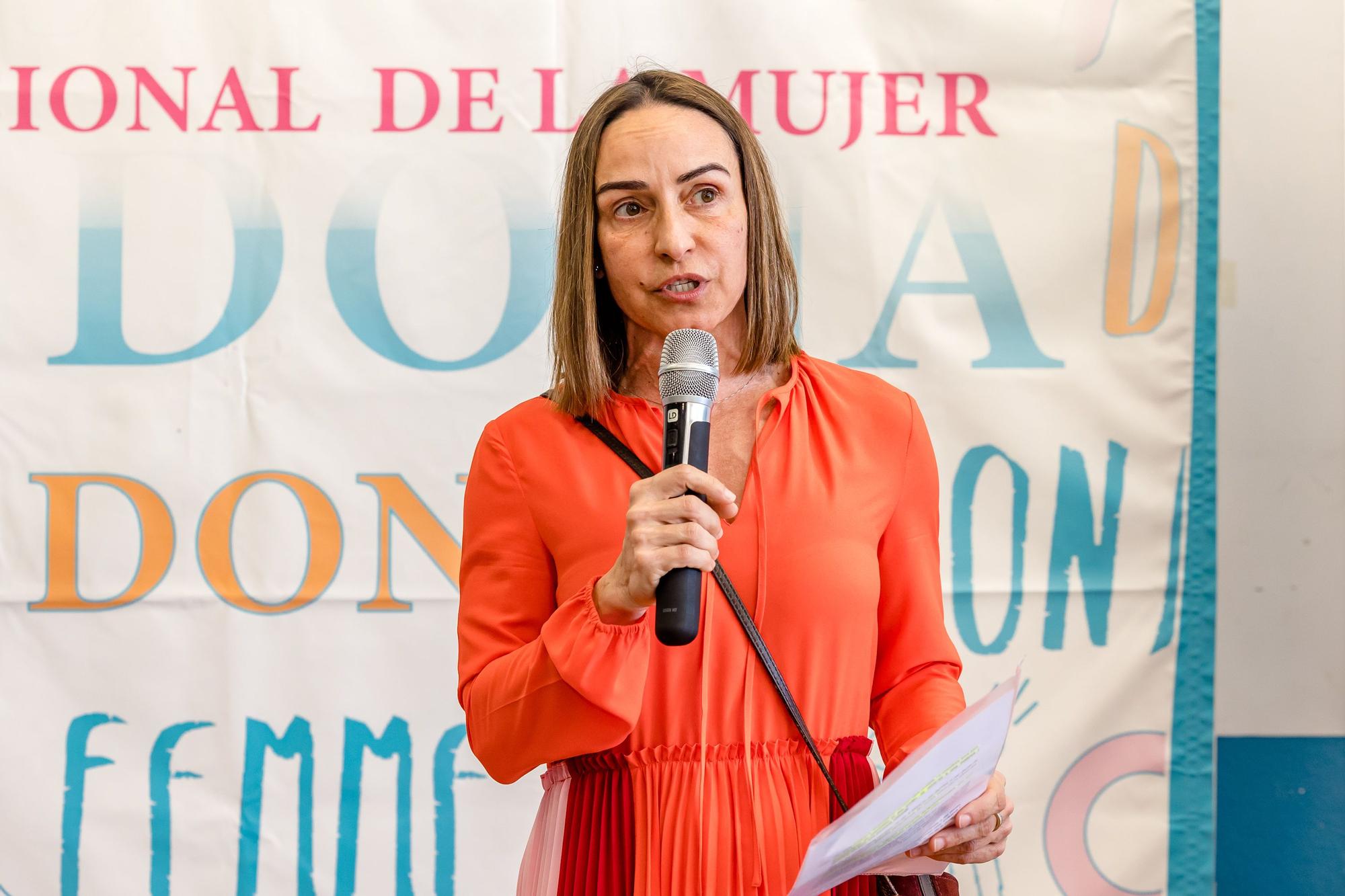 Más de 100 "farolets" lucen en Finestrat con motivo del Día Internacional de la Mujer