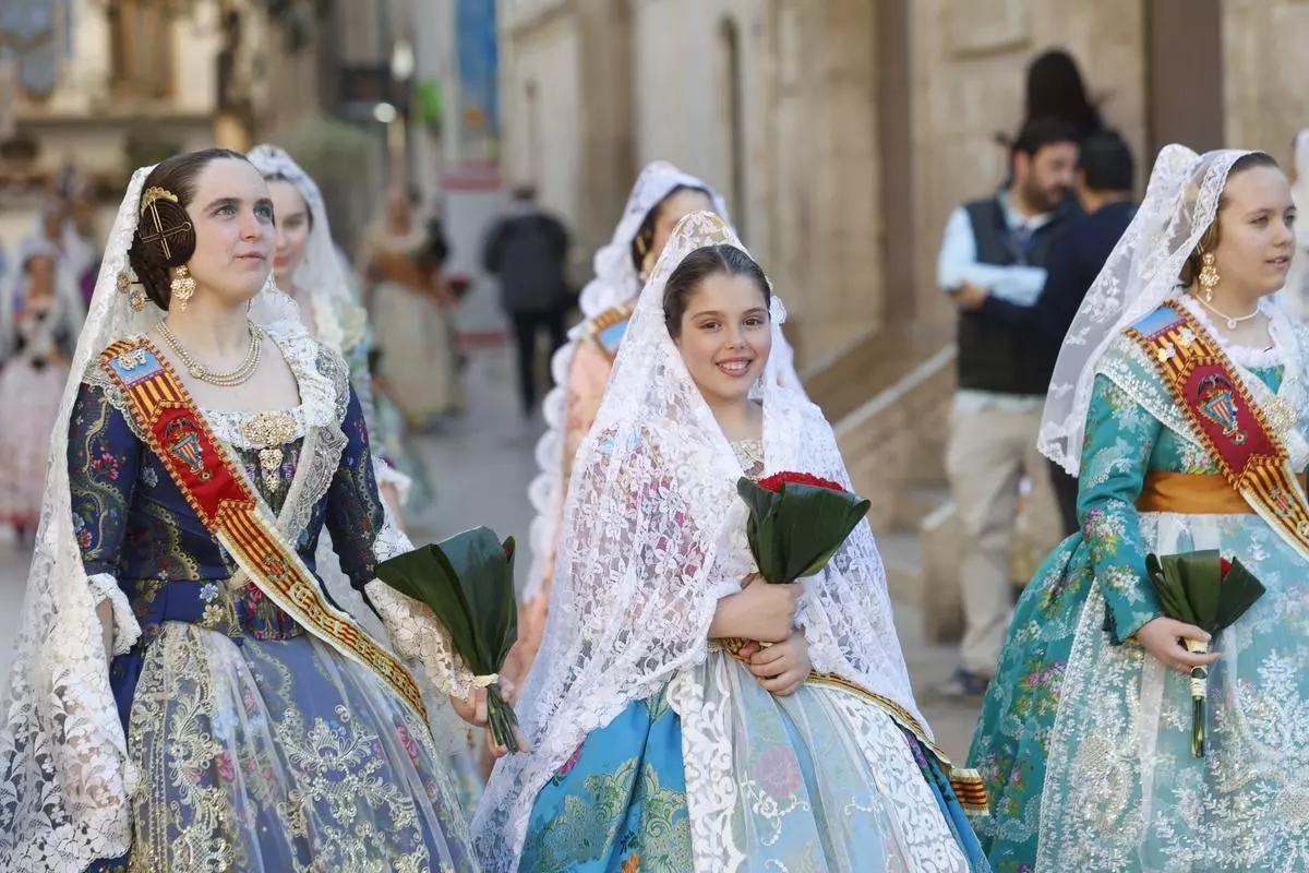 Falleras desfilando en la Ofrenda de 2026