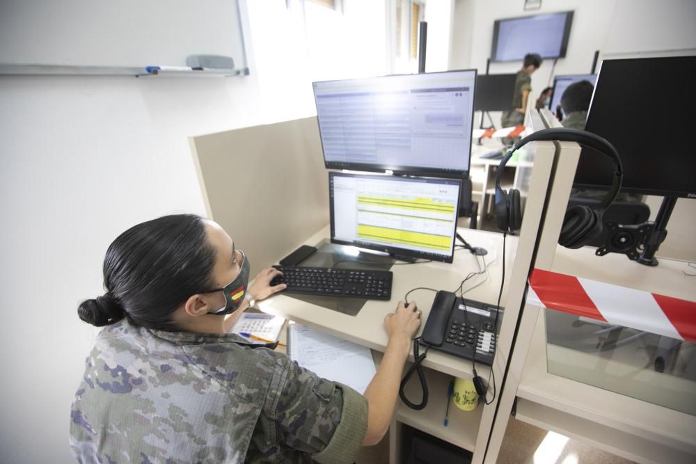 Así trabajan los rastreadores del Covid del ejército en el cuartel del Cabo Noval