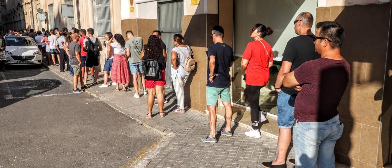 Colas en un centro de salud de Alcoi para vacunarse antes de la reapertura de los vacunódromos.