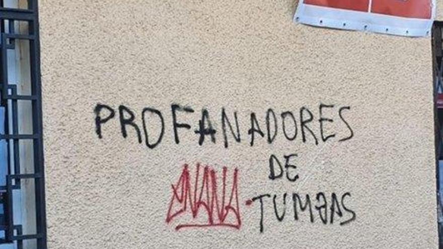 Pintan lemas franquistas en sedes del PSOE de El Escorial y San Lorenzo