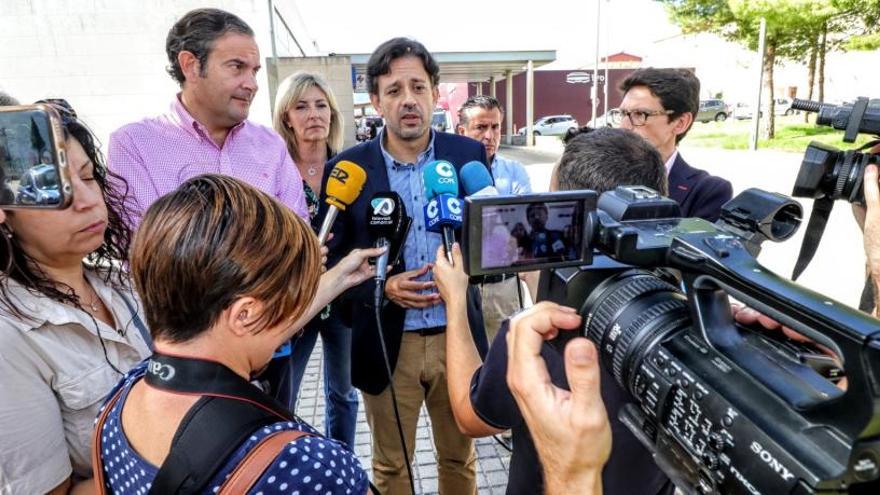 José Juan Zaplana atendiendo a los medios de comunicación a las puertas del Hospital