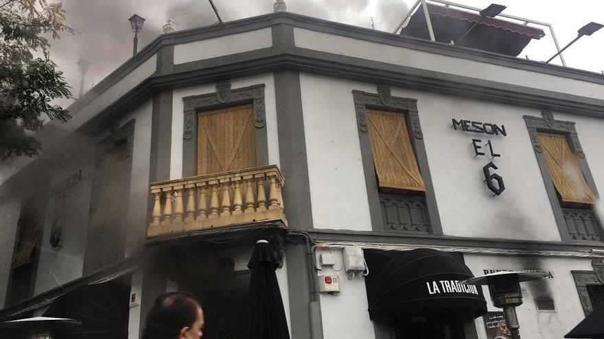 Los bomberos apagan un incendio en un restaurante en Puerta Nueva