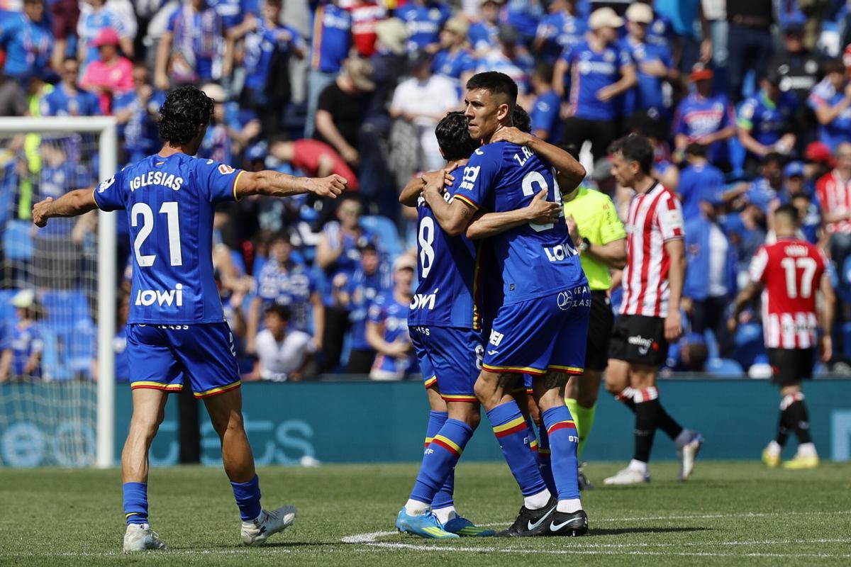 Los jugadores del Getafe celebran el gol de Martín Satriano ante el Athletic.