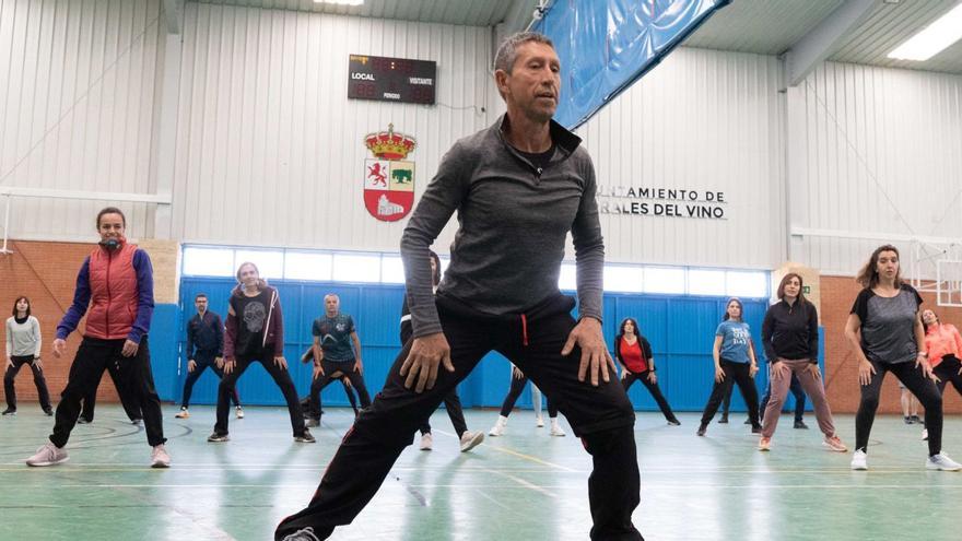 El profesor de la jornada «Ritmos urbanos y danza», Jesús Herrero Gil, ensaya una de las coreografías que impartió en el pabellón de Morales del Vino. | Jose Luis Fernández