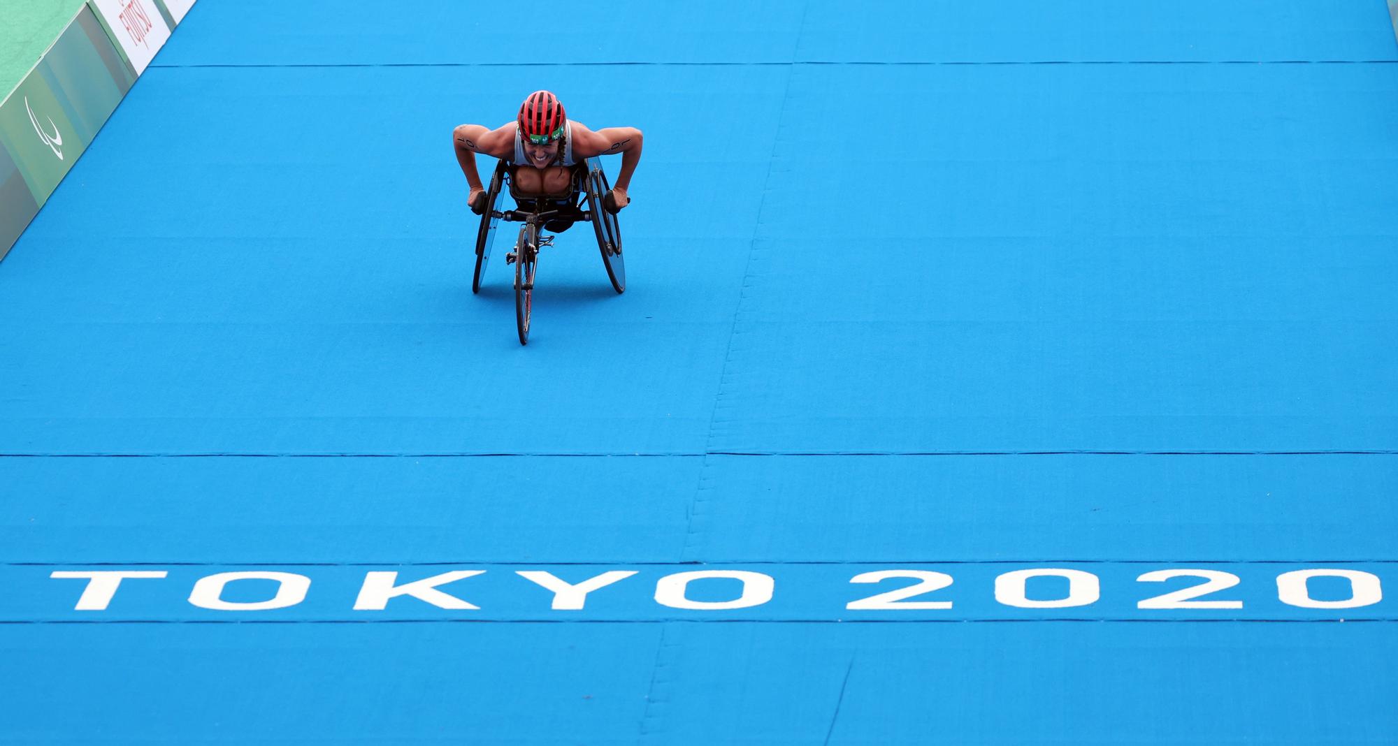 Eva Moral, a punto de alcanzar la meta en la prueba de triatlón