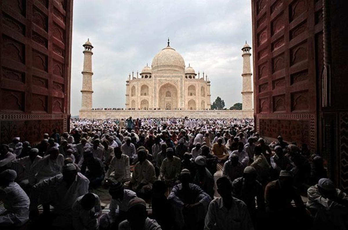 Musulmans indis fan les seves pregàries al Shahi Masjid, amb el Taj Mahal al fons, a Agra, Índia. La comunitat islàmica celebra el 20 d’agost l’Eid al -Fitr, que marca la fi del Ramadà.