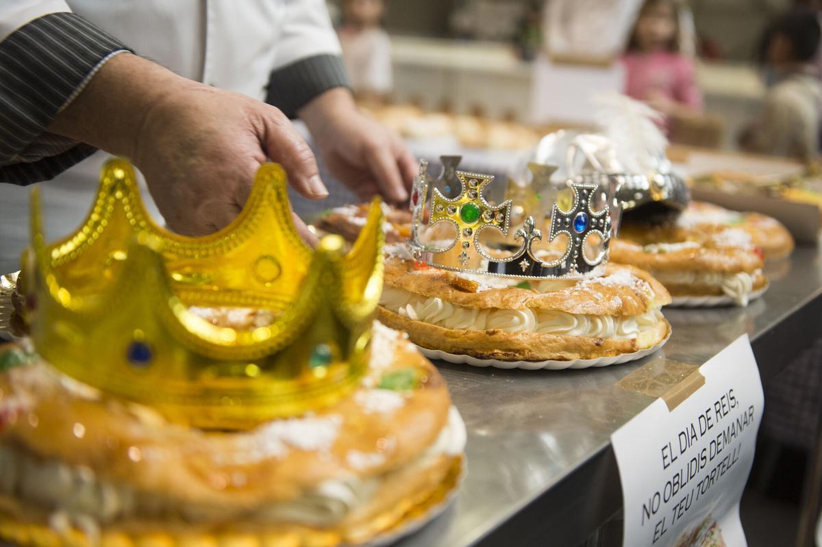 Roscones de Reyes en el escaparate de una pastelería de Lleida, en una imagen de archivo.