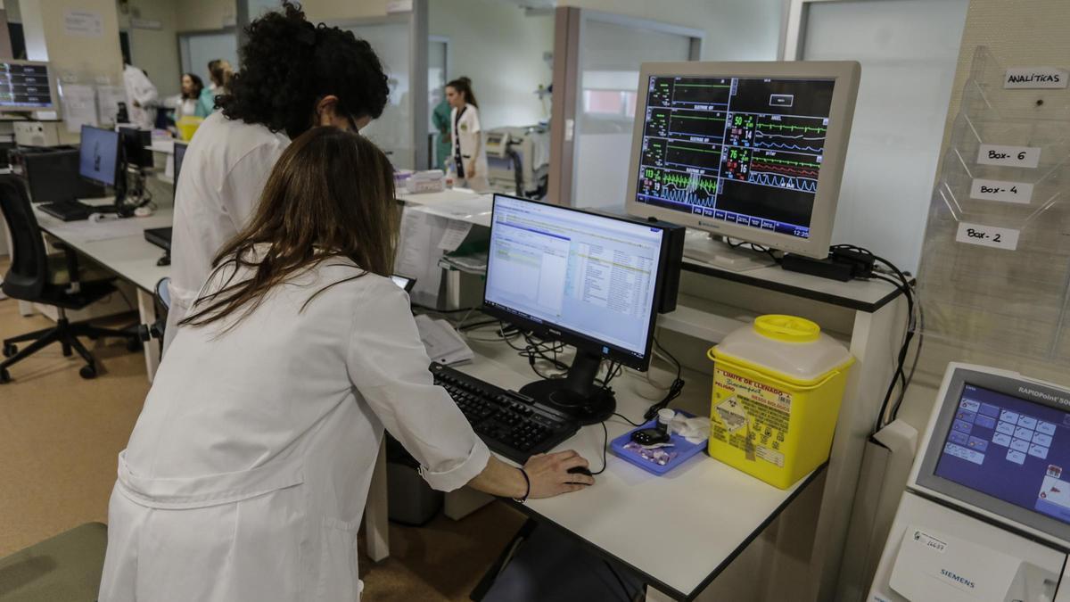 Sanitarios atienden en la UCI de un hospital.