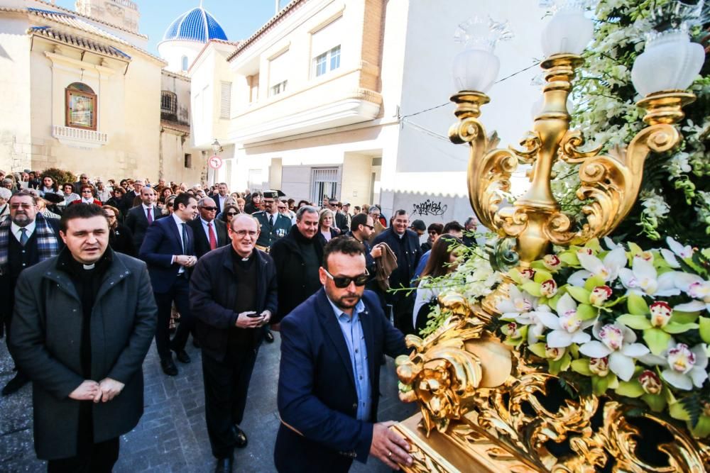 Miles de fieles han acompañado la imagen de Santa Águeda hasta su ermita en un camino jalonado por puestos de dulces