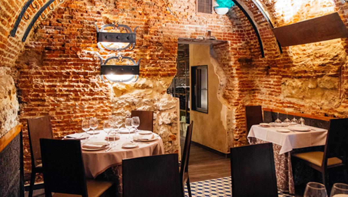 Con el Certificado de Excelencia en TripAdvisor, este restaurante-cueva cuenta con más de 6.984 reseñas