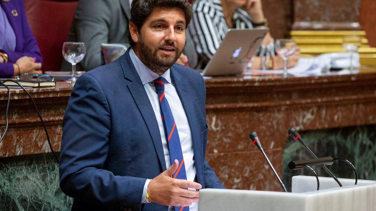 El candidato del PP, Fernando López Miras, durante la sesión de investidura, esta mañana.