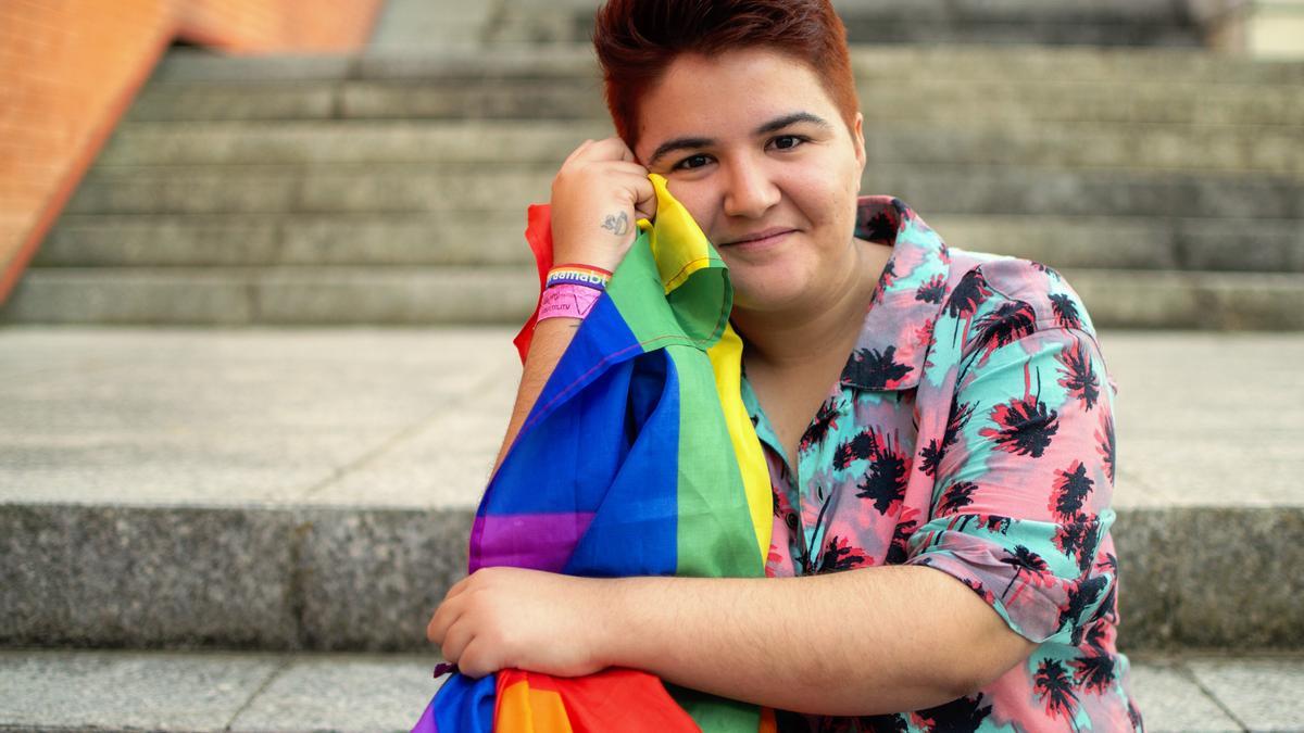 Julia Calatayud Matos posa con la bandera LGTBI.