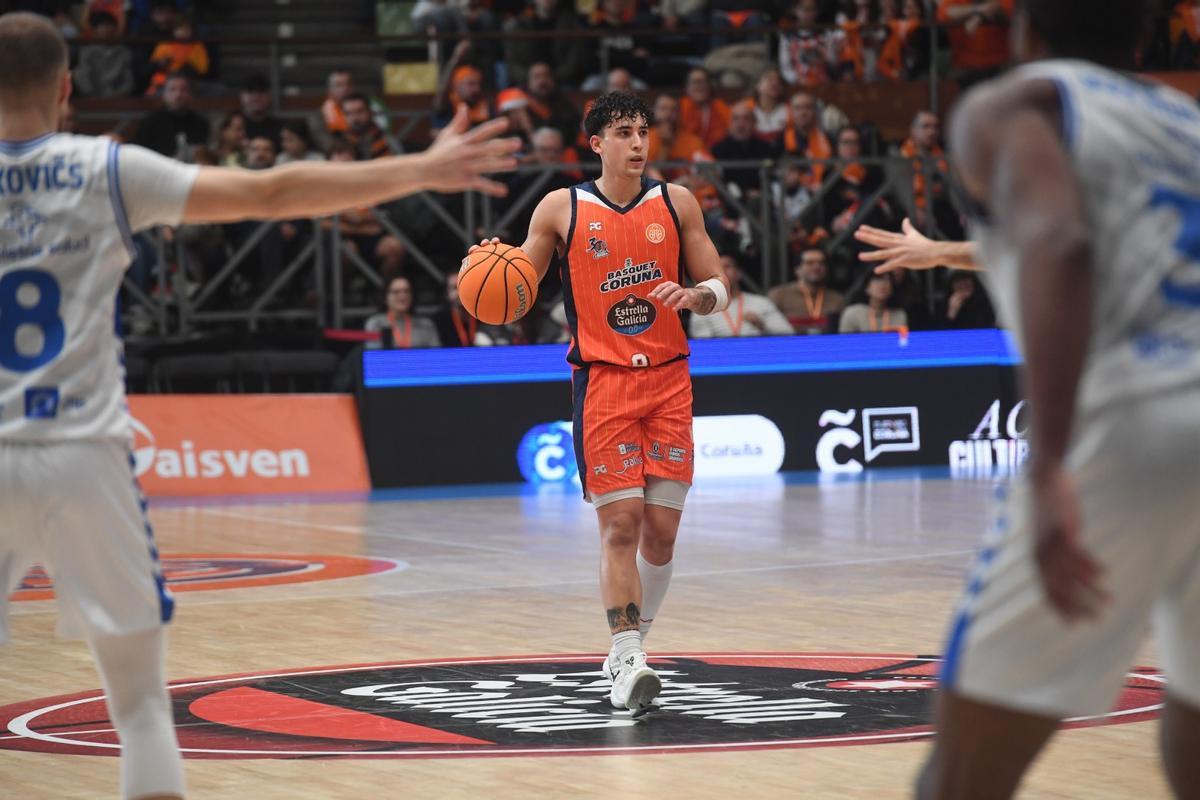 Pacheco busca una opción de pase en el partido frente al Palencia.