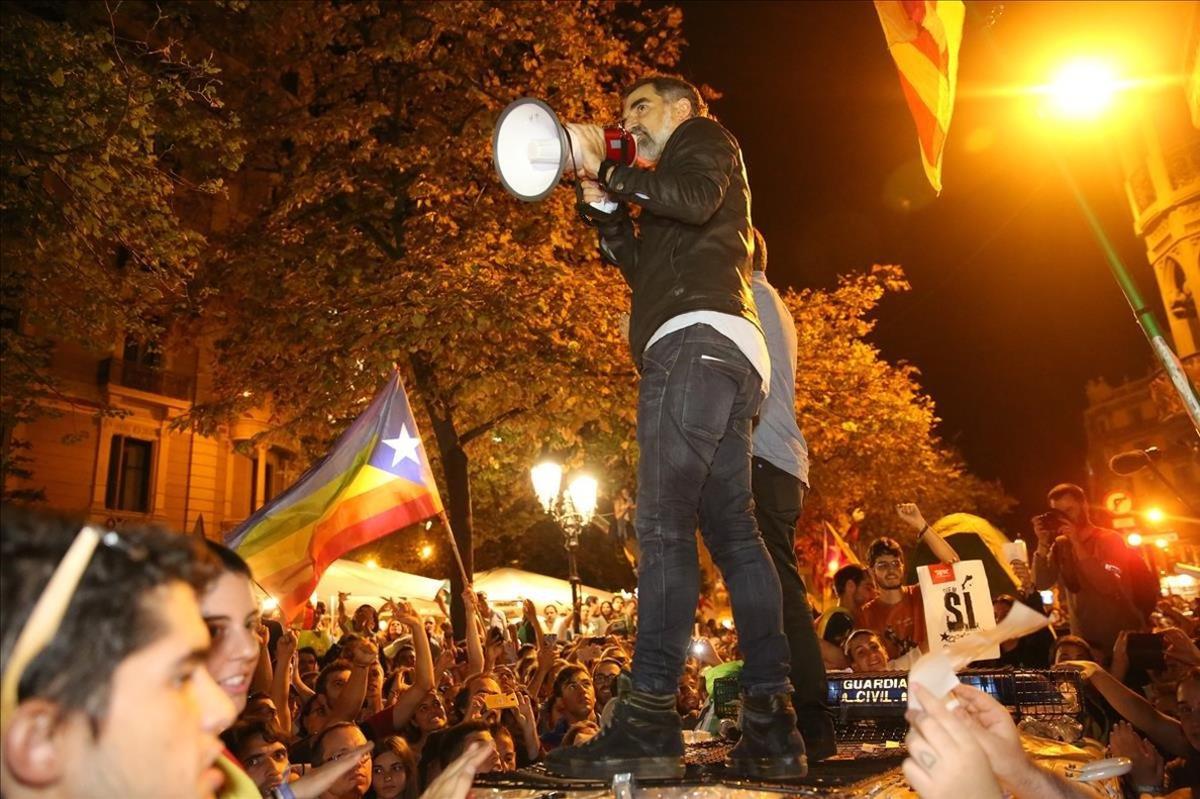 Jordi Sànchez y Jordi Cuixart se dirigen a los concentrados frente a la Conselleria de Economia, el 20-S.