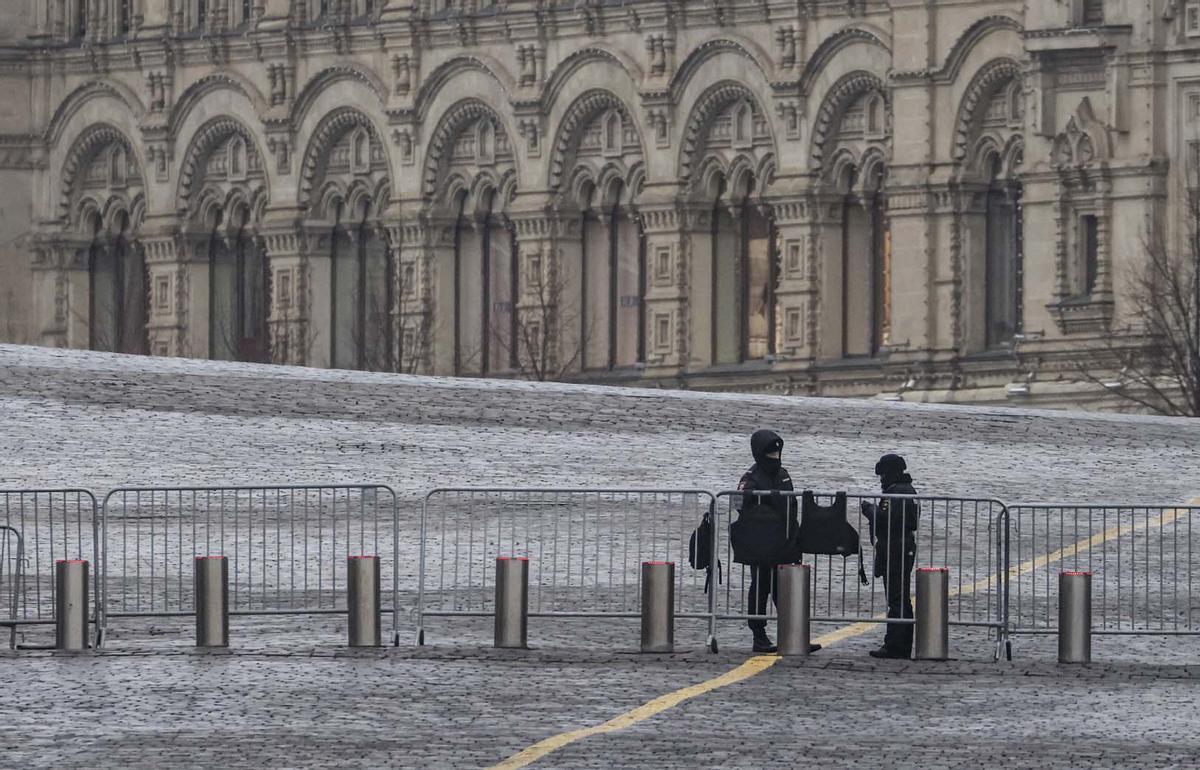 Estandartes a media asta y crespones negros, Rusia celebra un día de luto nacional.