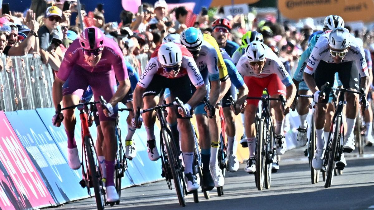 La llegada al sprint de la etapa anterior del Giro.