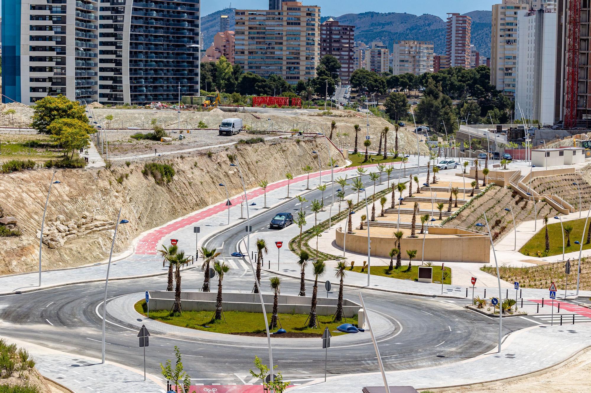 Los nuevos viales del sector 2/1 se abren este lunes al tráfico tras más de un año de obras de urbanización | La prolongación de tres avenidas permite conectar la zona norte de la avenida Vicente Pérez Devesa con la zona sur de Armada Española