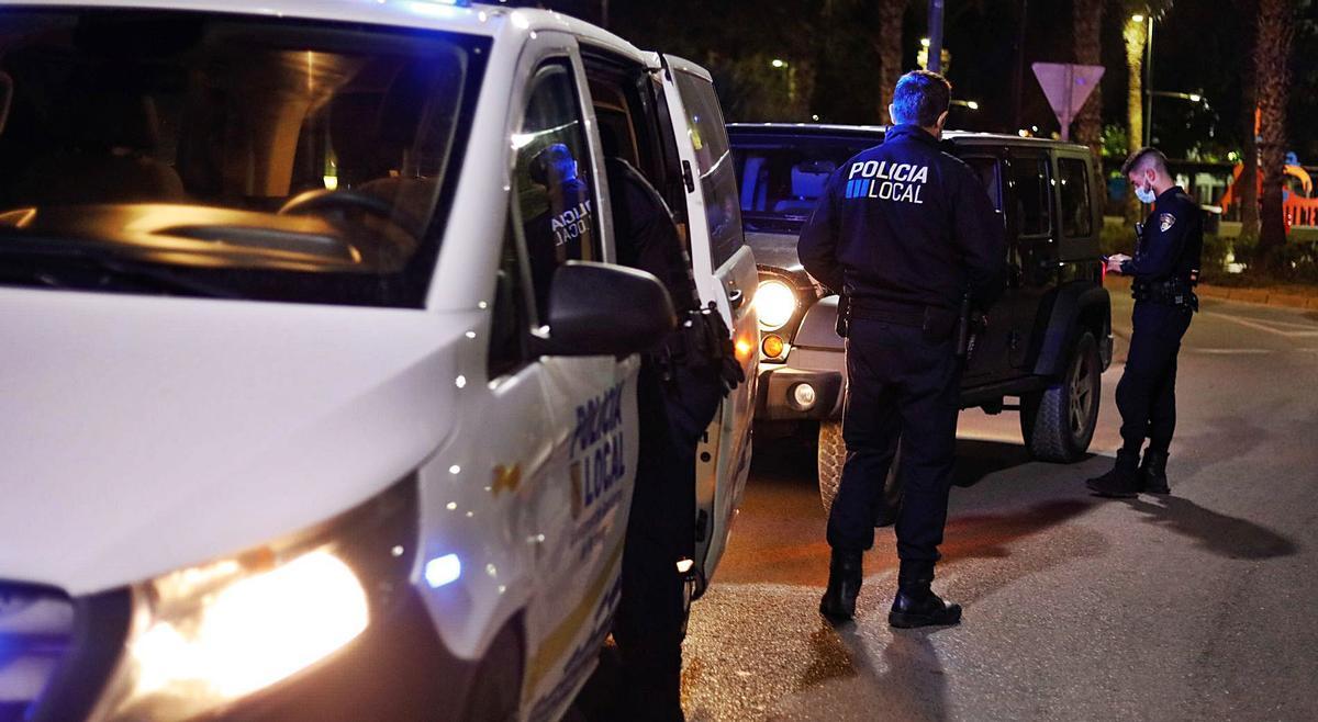 Una patrulla de la Policía Local de Sant Antoni controla el cumplimiento del toque de queda. | J. A. RIERA