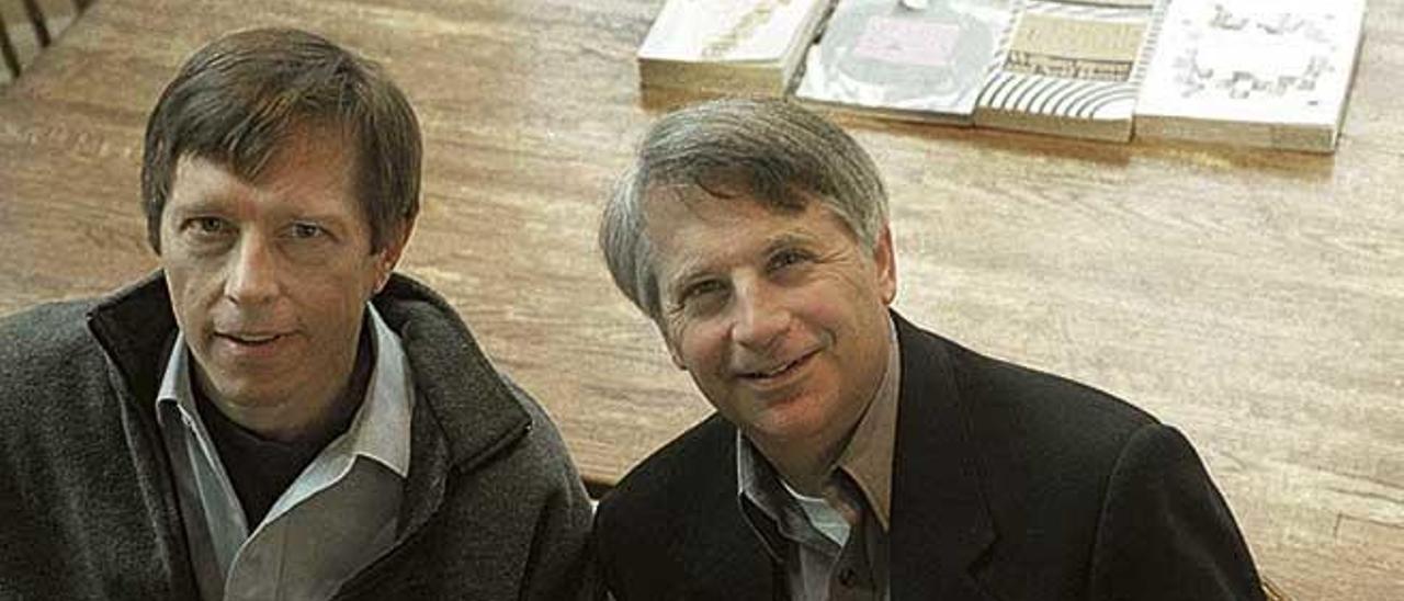 Neil Howe y Bill Strauss, autores de la teoría generacional de Strauss-Howe, en 2001.