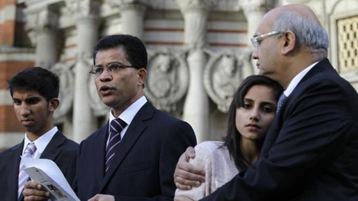 La familia de la enfermera, ante la catedral de Westminster.