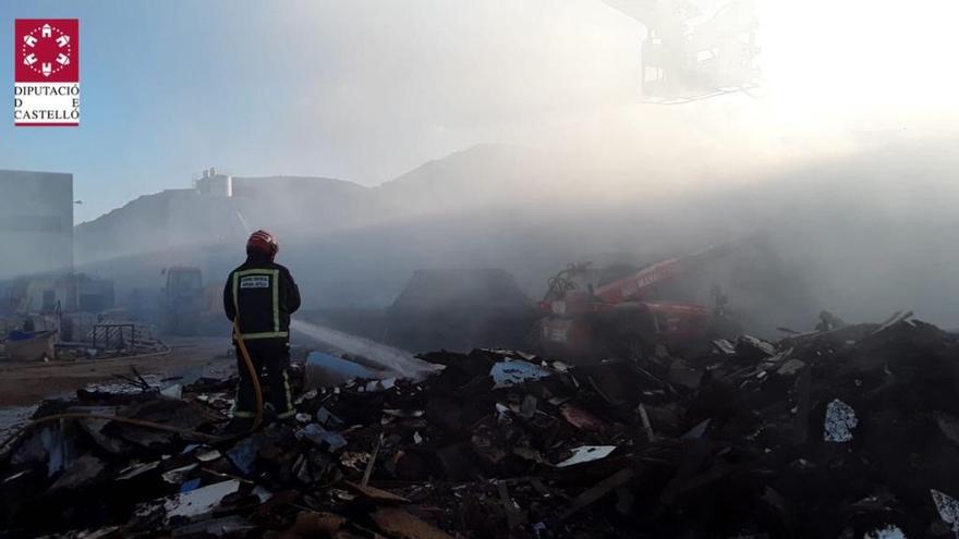 Un incendio afecta a material almacenado en el exterior de unas naves en Orpesa