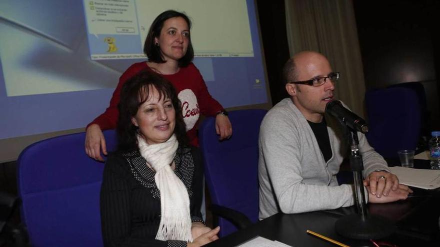 Por la izquierda, Esther López, Cristina Fernández y Diego Carrera, ayer, en el Hospital San Agustín.