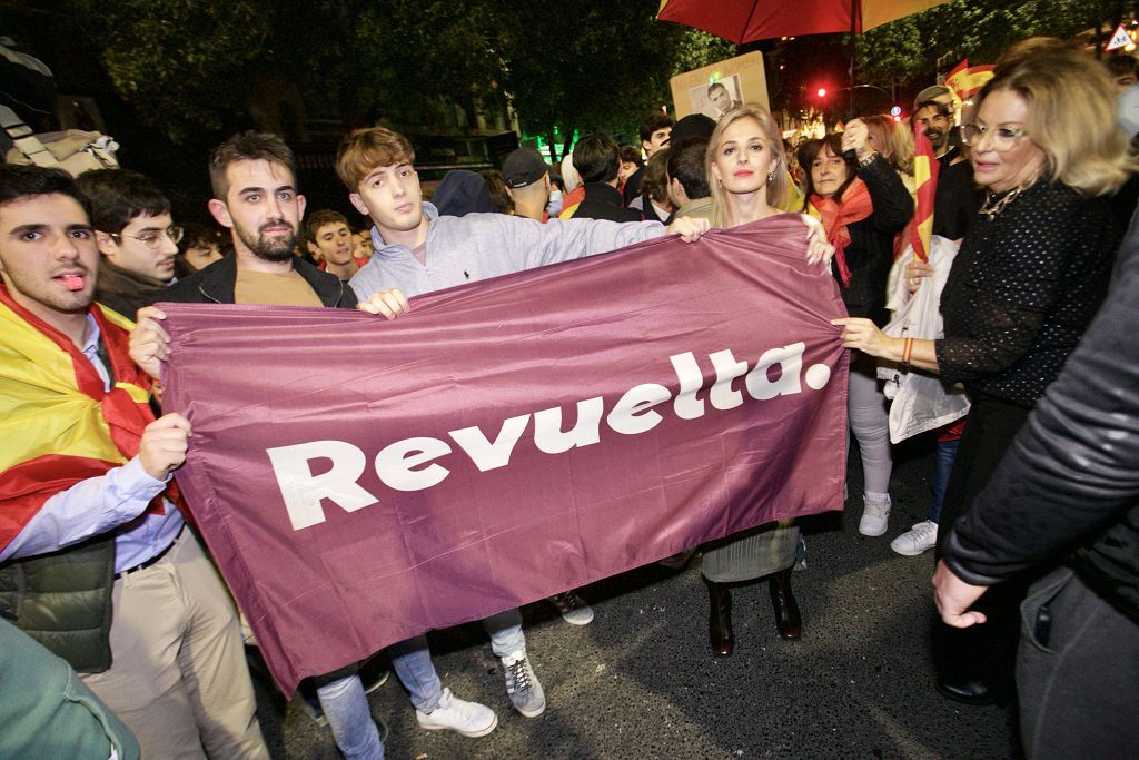 Cientos de manifestantes vuelven a asediar la sede del PSOE en Murcia