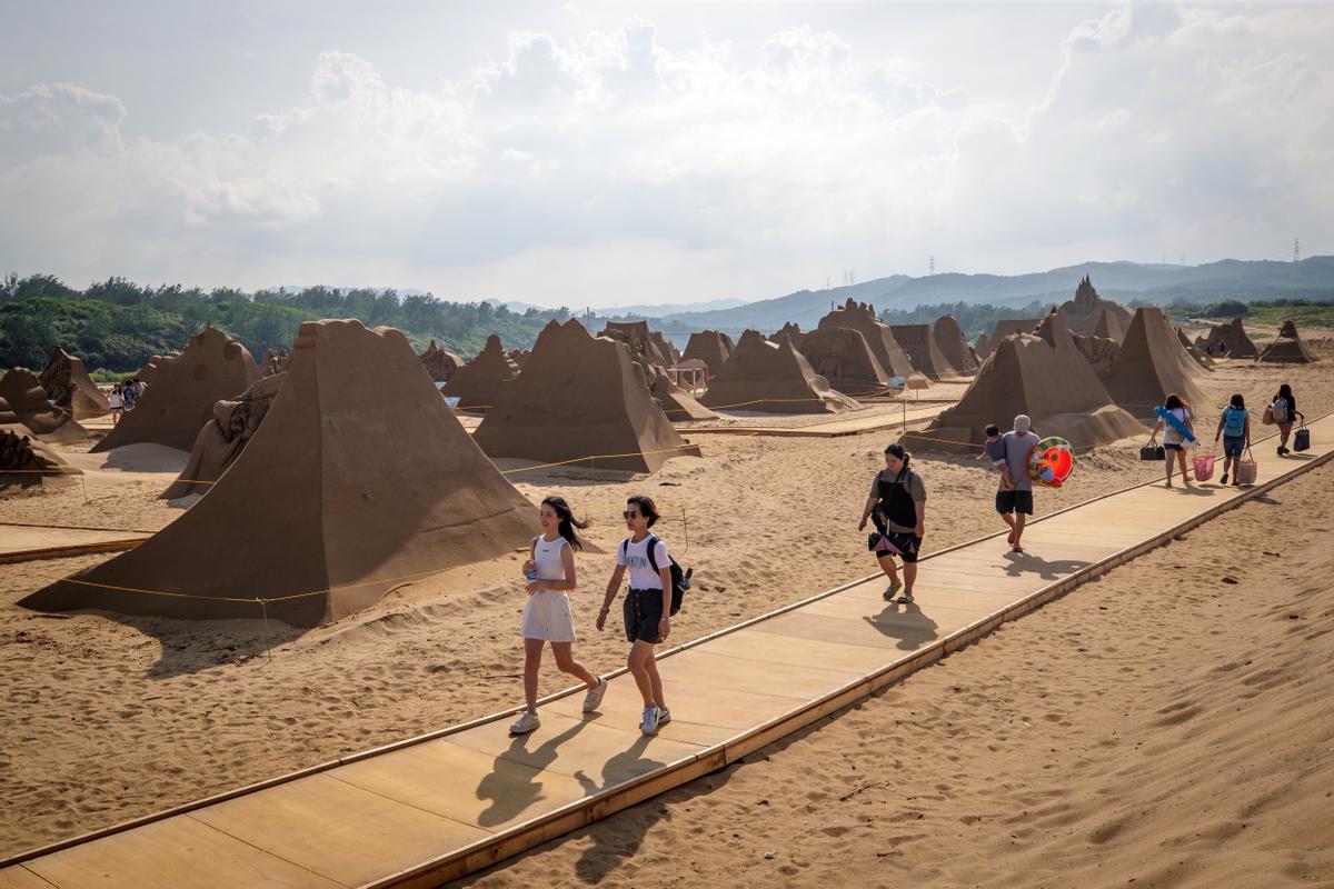 Exposición de esculturas de arena en la playa de Taipéi