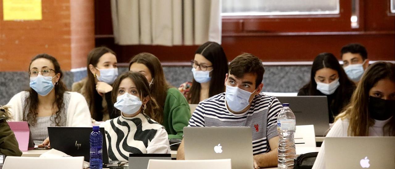 Estudiantes, esta mañana, en uno de los aularios de Tarongers.