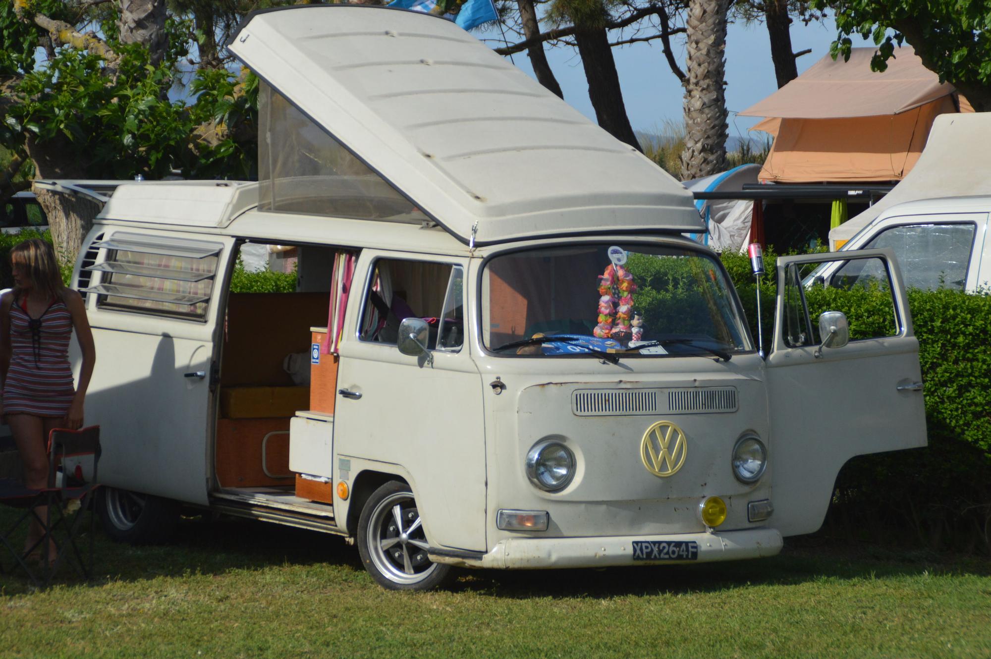 Ambient festiu amb novetat sostenible en la FurgoVolksWagen de La Ballena Alegre