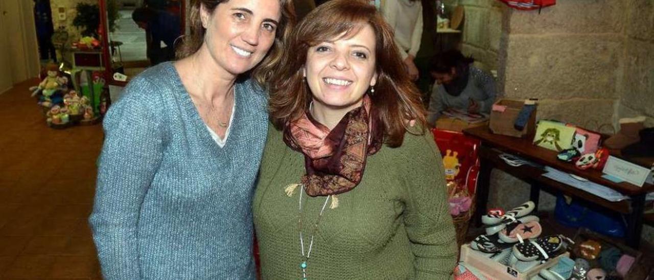 Estefanía Ruiz y María Prieto, en el local en el que tiene lugar el original mercado. // Rafa Vázquez