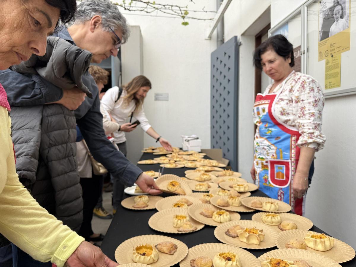Un momento de la cata de casadinas sardas y flaones de Torroella de Montgrí.