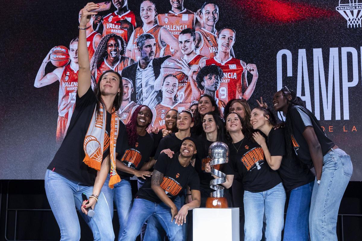 Raquel Carrera hizo un selfie con las jugadoras y el trofeo de la Copa.