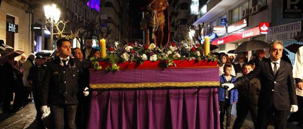 Un momento de la procesión del Santo Entierro en la rúa do Paseo de Ourense. // Jesús Regal