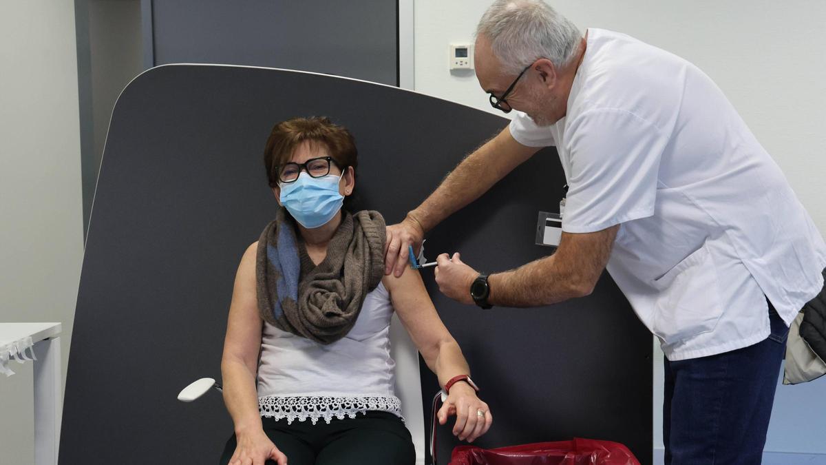 Una mujer se vacuna en Vigo, en una imagen de recurso.