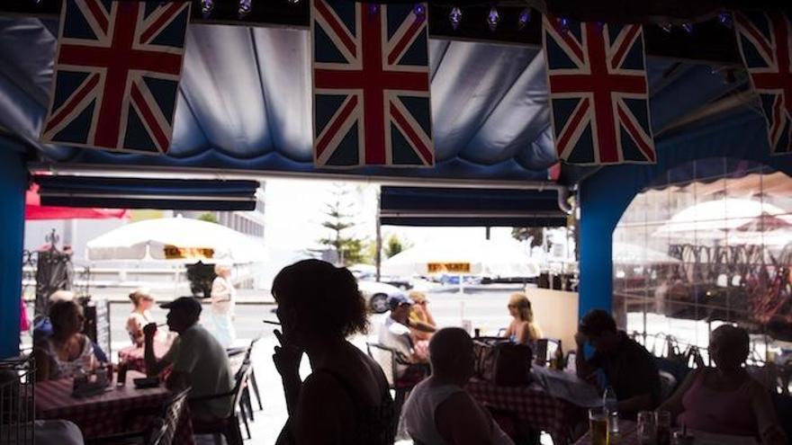 Turistas británicos en la terraza de un pub inglés en Benalmádena .