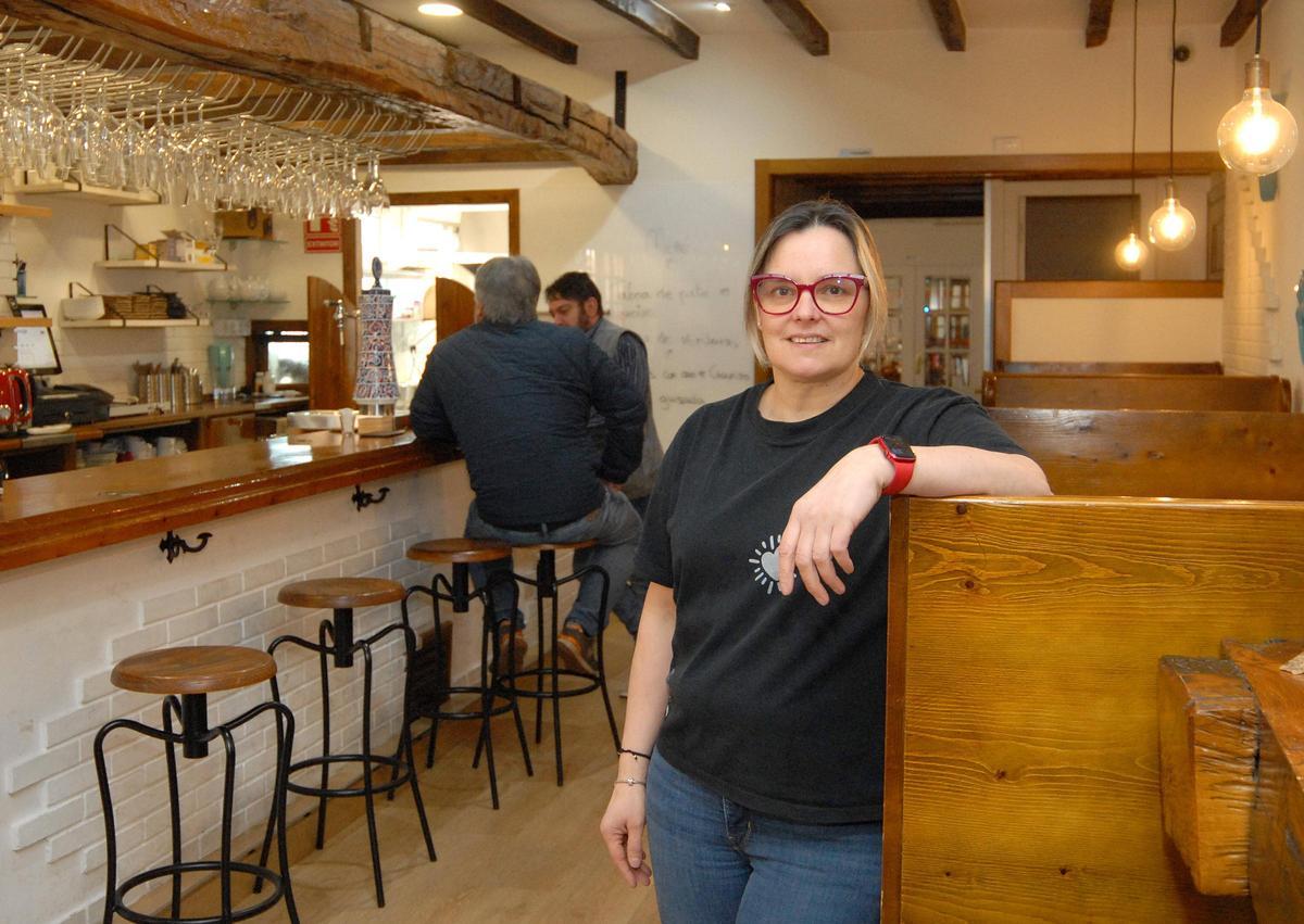 Pilar González posa en el interior del Bodegón A Cunca de Lalín.