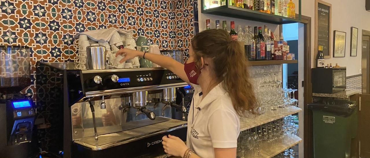 El Café Brasil de Benicarló tiene problemas para encontrar camareros que trabajen todo el año.