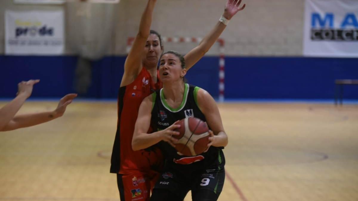 Marta Martínez intenta un lanzamiento en un encuentro de esta temporada.