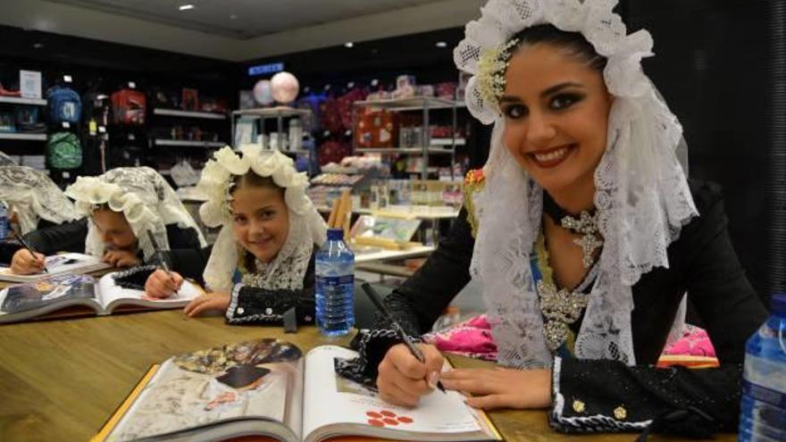 Firma de ejemplares del libro «Festa de Fogueres»