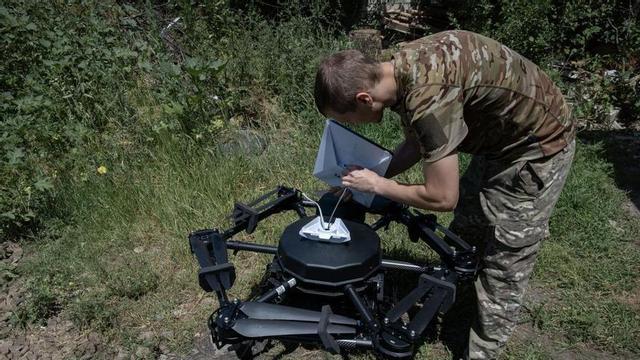 Fotografia d’arxiu d’un operador de drons ucraïnès instal·lant un sistema de comunicacions Starlink en un dron d’atac ‘Vampiro’, en una ubicació no revelada a prop del front a la regió de Donetsk, a l’est d’Ucraïna.