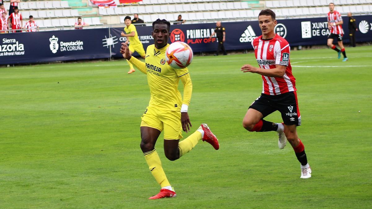 Nicolas Jackson disputa un balón ante el futbolista del UD Logroñés.