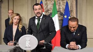 Berlusconi, a las derecha de la imagen, junto a Salvini.