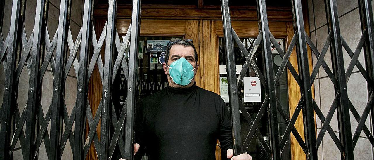 Adolfo Jesús Costa, a la puerta de su local en el barrio ovetense de Teatinos. | |  IRMA COLLÍN