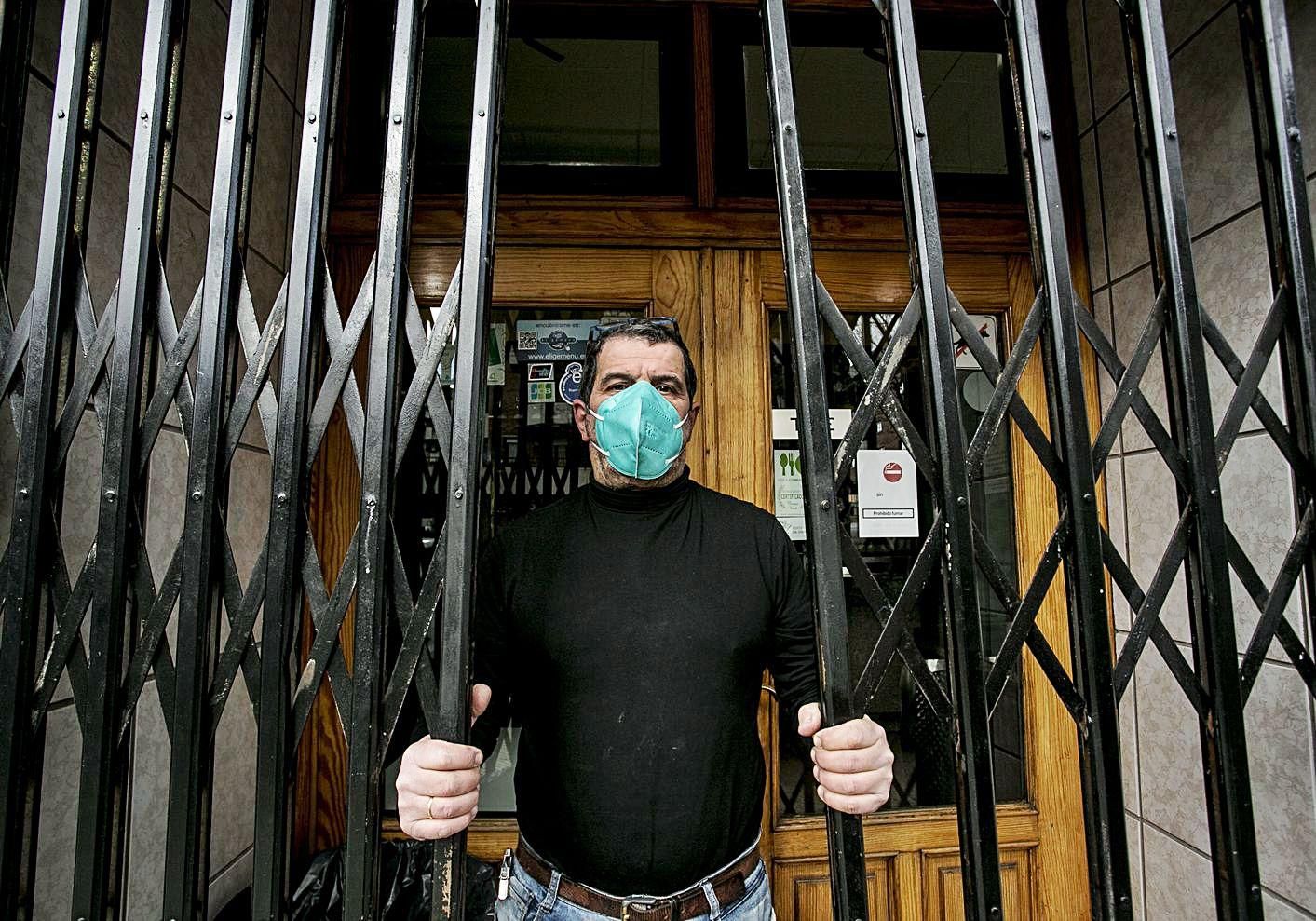 Adolfo Jesús Costa, a la puerta de su local en el barrio ovetense de Teatinos. 