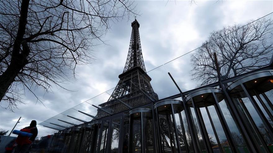 Evacuada la Torre Eiffel porque un hombre intenta escalarla