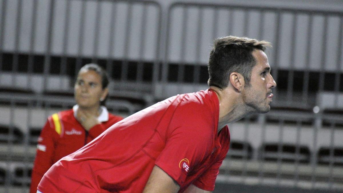 La capitana del equipo de Copa Davis, Conchita Martínez (fondo), junto a David Marrero durante un entrenamiento