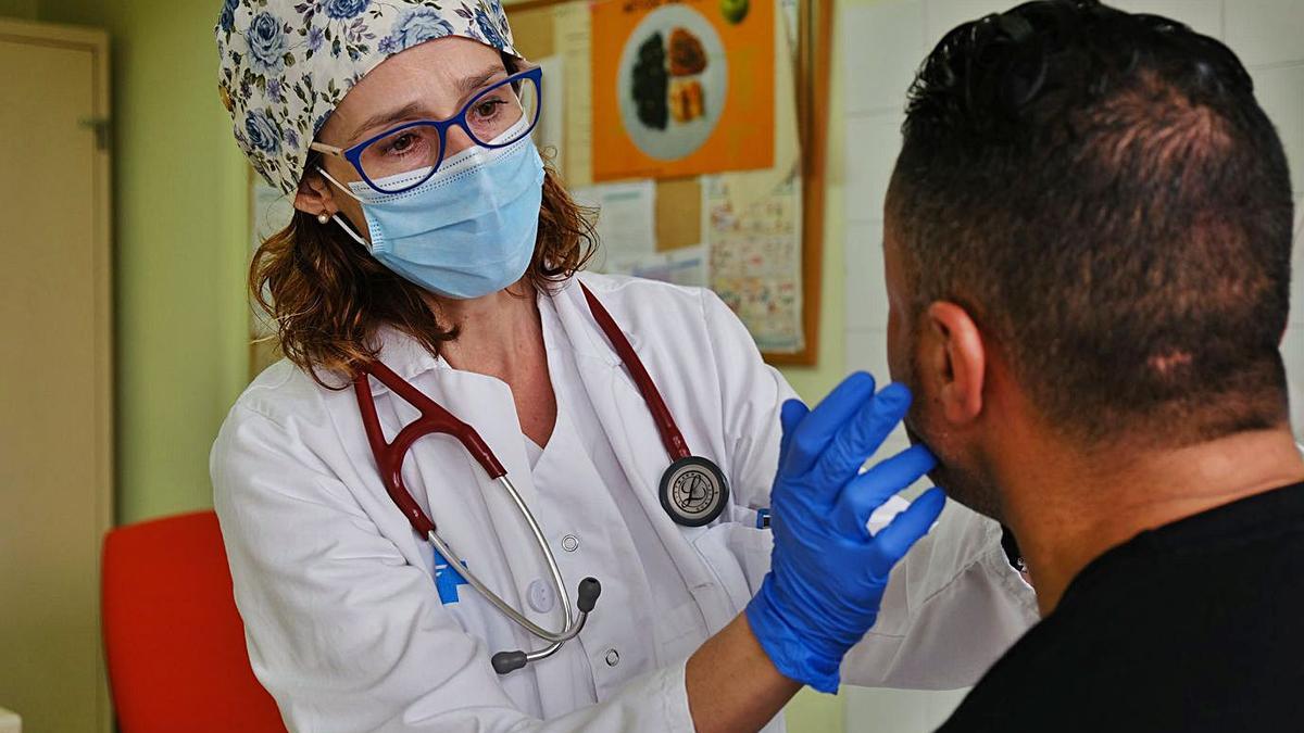 Anna Forcada atenent un pacient a Vic, on fa guàrdies i exerceix de metge de família